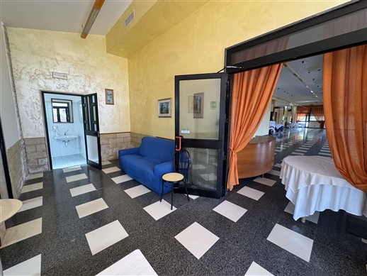 Intera Struttura Ricettiva Con Varie Sale Ristorante, Ampi Spazi Esterni Curati.
